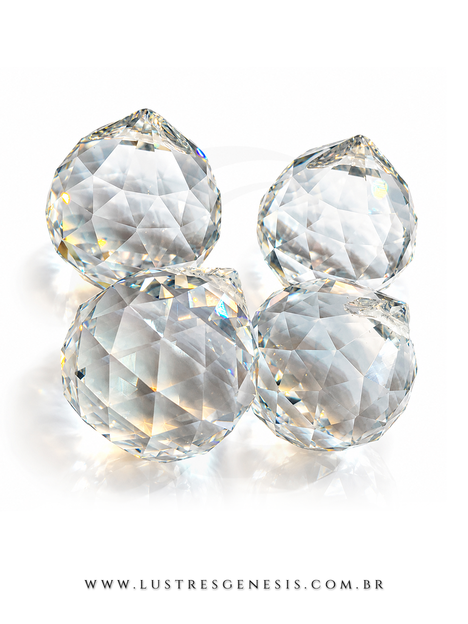 Bola Esfera de Cristal K9 de 40mm para lustre e Feng Shui sobre uma superf&iacute;cie escura com logotipo da Lustres Genesis ao fundo. Lustres G&ecirc;nesis loja online de Lustres e Ilumina&ccedil;&atilde;o Decorativa